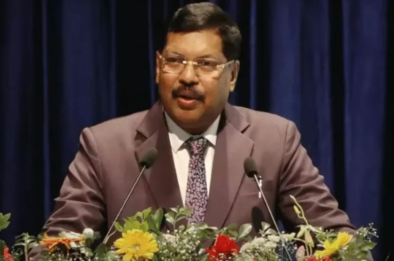 सुप्रीम कोर्ट में हंगामा: ‘सनातन का अपमान नहीं सहेंगे’ का नारा लगाकर चीफ जस्टिस बीआर गवई पर फेंका जूता
