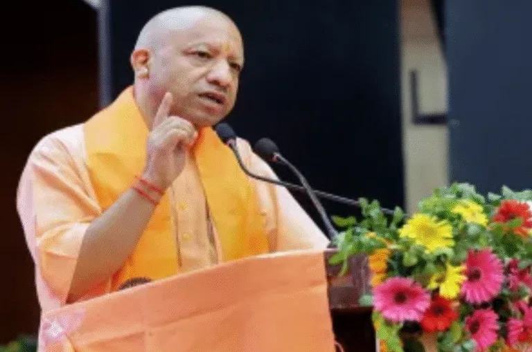 सीएम योगी का सफाईकर्मियों के लिए बड़ा ऐलान: खाते में आएंगे 16 से 20 हजार रुपये, आयुष्मान सुविधा भी मिलेगी