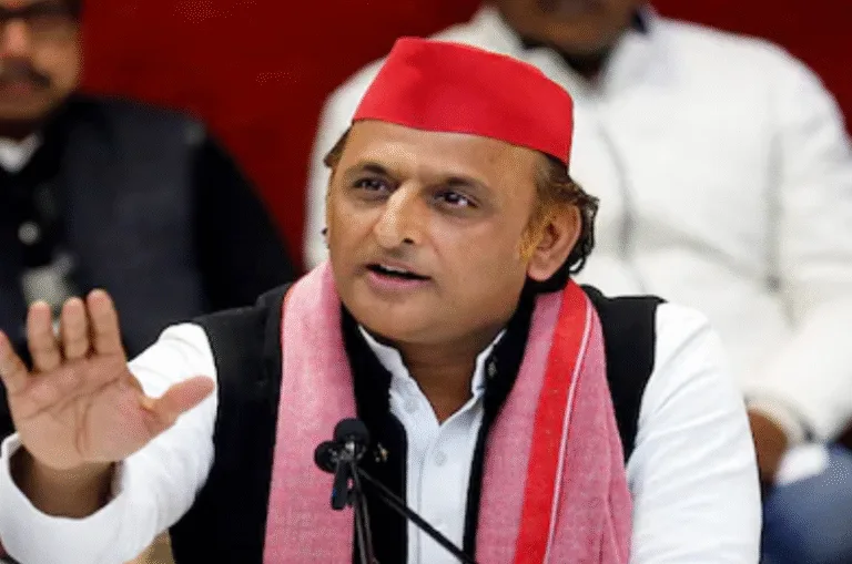 अलीगढ़ सांड हमले पर अखिलेश यादव का हमला: बोले, “अब सांड-राज खत्म होना चाहिए”