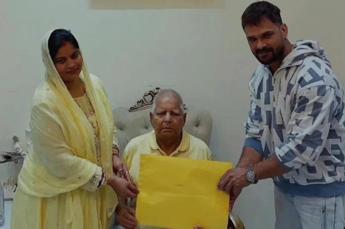 खेसारी लाल यादव लड़ ही गए;छपरा से बनें RJD के उम्मीदवार, पत्नी चंदा का नामांकन रद्द