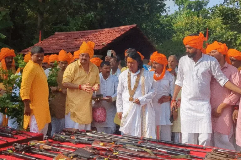 राजा भैया के दशहरा शस्त्र पूजन की तस्वीरें वायरल, 200 से ज्यादा हथियार देख हर कोई रह गया दंग,देखें विडियो