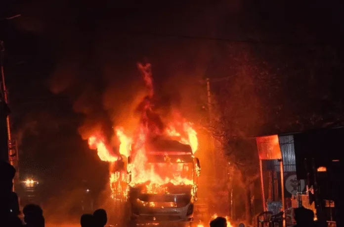 डबल डेकर बस में लगी आग, 70 यात्री बाल-बाल बचे, 6 घायल