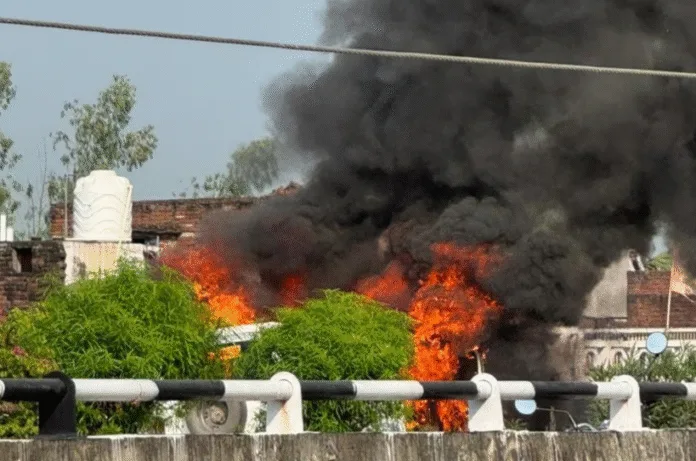 गोरखपुर: शॉर्ट सर्किट से एम्बुलेंस में भीषण आग, ऑक्सीजन सिलेंडर फटने से धमाकों से दहला इलाका