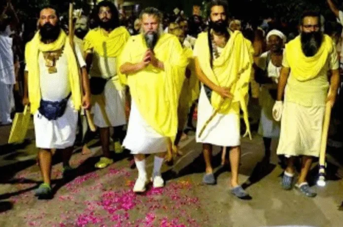 अफवाहों पर विराम! स्वस्थ हैं प्रेमानंद जी महाराज, भक्तों को दिए दर्शन, की पदयात्रा