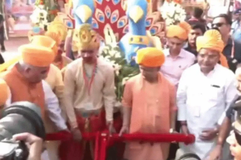 अयोध्या दीपोत्सव 2025: श्रीराम के रथ को खींचते नजर आए सीएम योगी, रामनगरी में दिखा अद्भुत दृश्य
