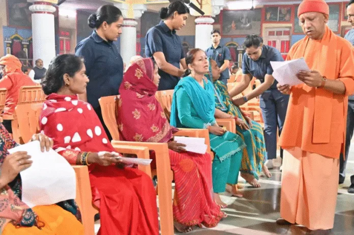 15 दिन में करें सभी समस्याओं का समाधान: CM योगी का अफसरों को आदेश