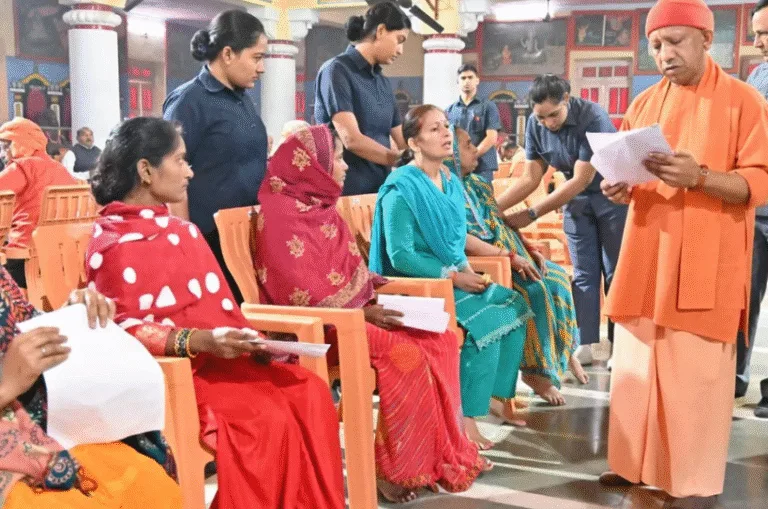 15 दिन में करें सभी समस्याओं का समाधान: CM योगी का अफसरों को आदेश