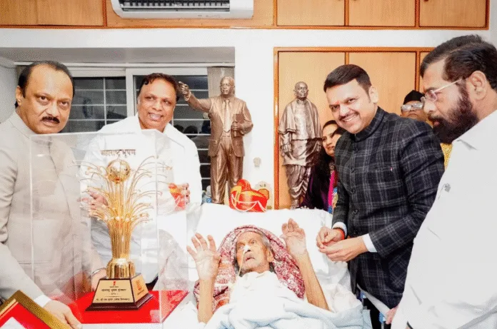 महाराष्ट्र सरकार ने नोएडा पहुंचकर मूर्तिकार राम सुतार को किया सम्मानित