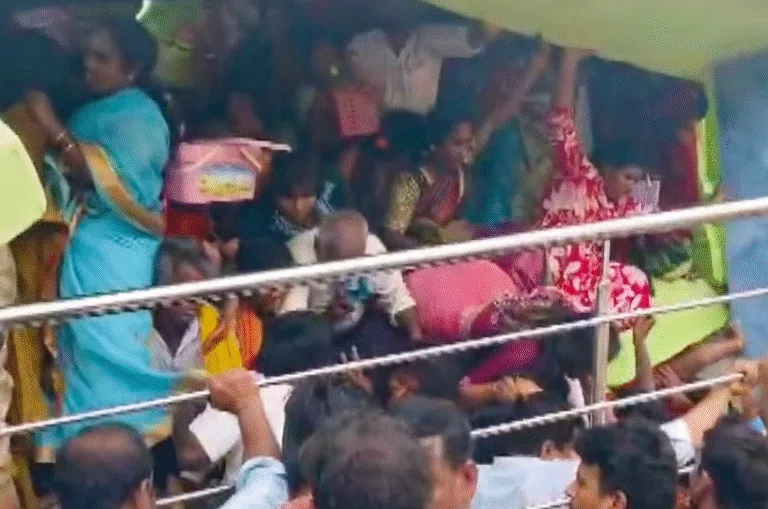 आंध्र प्रदेश: रेलिंग टूटते ही मच गई भगदड़, वेंकटेश्वर स्वामी मंदिर में 10 की मौत — सरकार ने बताई वजह