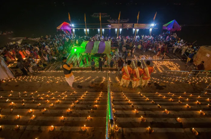 देव दीपावली पर काशी: ‘कण-कण में काशी और रस-रस में बनारस’ का अद्भुत नजारा