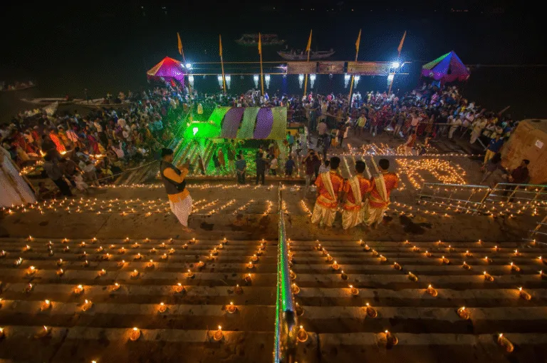 देव दीपावली पर काशी: ‘कण-कण में काशी और रस-रस में बनारस’ का अद्भुत नजारा