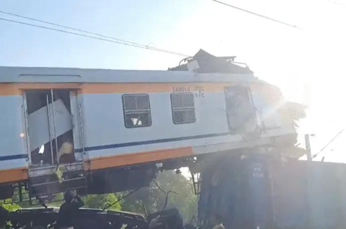 मालगाड़ी से टकराई पैसेंजर ट्रेन, 6 की मौत, गैस कटर से निकाले जा रहे फंसे यात्री