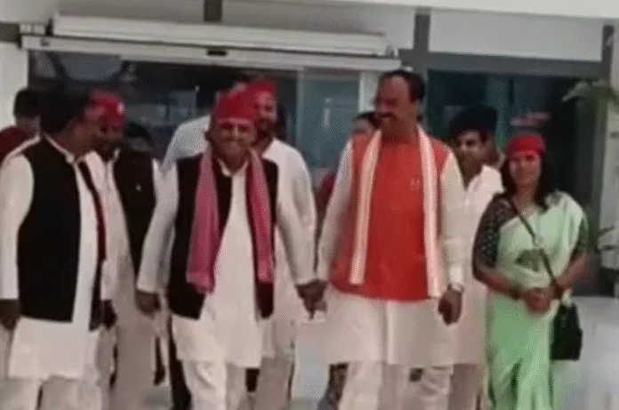 पटना एयरपोर्ट पर हाथों में हाथ डाले मुस्कुराते दिखे अखिलेश यादव और केशव प्रसाद मौर्य, वायरल हुई तस्वीर – देखें क्या बोले लोग