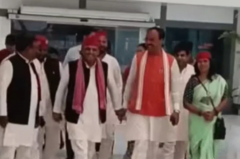 पटना एयरपोर्ट पर हाथों में हाथ डाले मुस्कुराते दिखे अखिलेश यादव और केशव प्रसाद मौर्य, वायरल हुई तस्वीर – देखें क्या बोले लोग