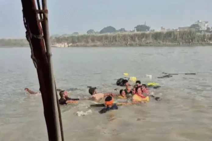 सरयू नदी में श्रद्धालुओं से भरी नाव पलटी, मची चीख-पुकार - लोगों की सूझबूझ से बचीं सभी की जान | Video