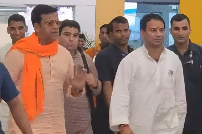रवि किशन के साथ दिखे तेज प्रताप यादव, भोजपुरी स्टार बोले– “भाजपा का सीना खुला है”