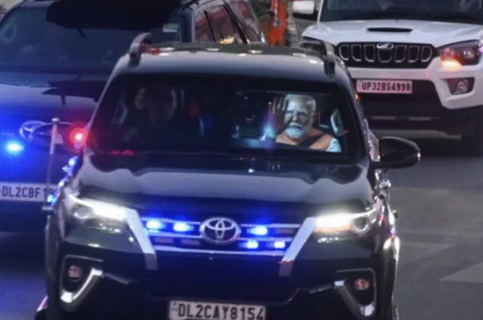 वाराणसी में PM मोदी का भव्य स्वागत, बजे ढोल-नगाड़े; चार वंदे भारत ट्रेनों की देंगे सौगात