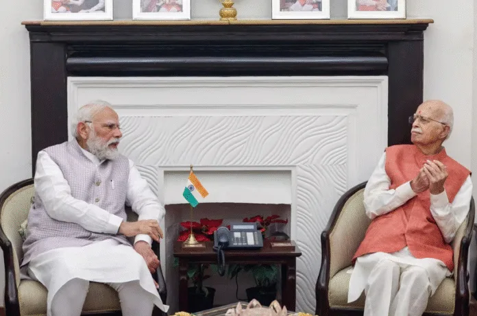 पीएम मोदी ने लालकृष्ण आडवाणी से मुलाकात कर 98वें जन्मदिन की दी शुभकामनाएं