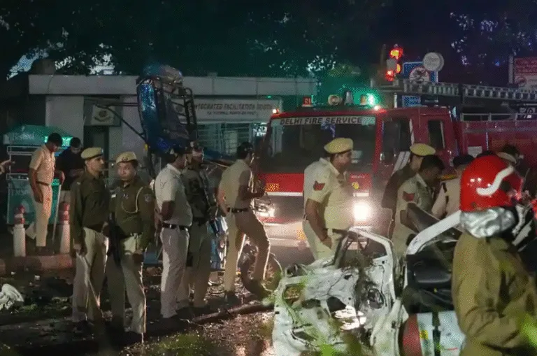 लाल किले के पास धमाके के बाद मंजर हुआ भयावह, उड़ गए परखच्चे; VIDEO में देखें