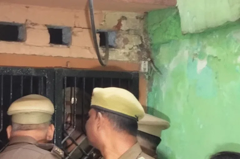 लखनऊ में आतंकी की गर्लफ्रेंड के घर रेड, भाई परवेज हिरासत में; एटीएस की पूछताछ जारी