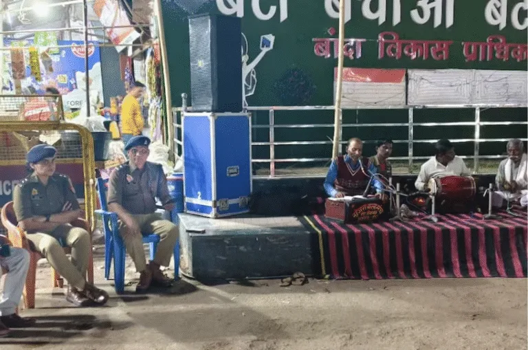 उत्तर प्रदेश पुलिस का अनोखा तरीका: ढोल-हारमोनियम के साथ लोगों को समझाए ट्रैफिक नियम