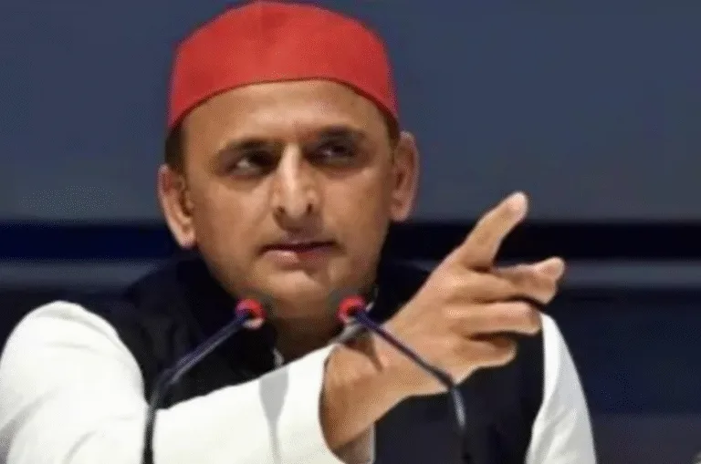 अखिलेश यादव के परिवार पर प्रकाशित कवर स्टोरी से राजनीतिक बवाल, प्रदेशभर में सपा कार्यकर्ताओं का विरोध प्रदर्शन