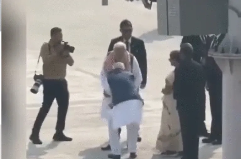 नीतीश ने मोदी के पांव छूकर लिया आशीर्वाद? शपथ ग्रहण के दिन RJD का वीडियो अटैक