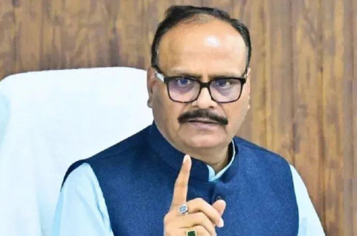 यूपी में बड़ी कार्रवाई: 7 डॉक्टर बर्खास्त, 18 पर दंड, डिप्टी सीएम ब्रजेश पाठक का सख्त रुख