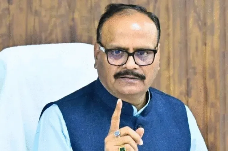 यूपी में बड़ी कार्रवाई: 7 डॉक्टर बर्खास्त, 18 पर दंड, डिप्टी सीएम ब्रजेश पाठक का सख्त रुख