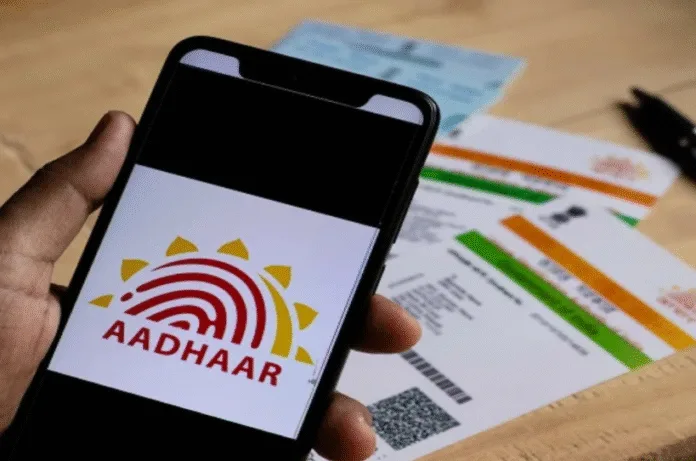 खुशखबरी! Aadhaar में मोबाइल नंबर बदलने का झंझट खत्म! UIDAI ने शुरू की नई सुविधा, घर बैठे सिर्फ 2 मिनट में होगा अपडेट