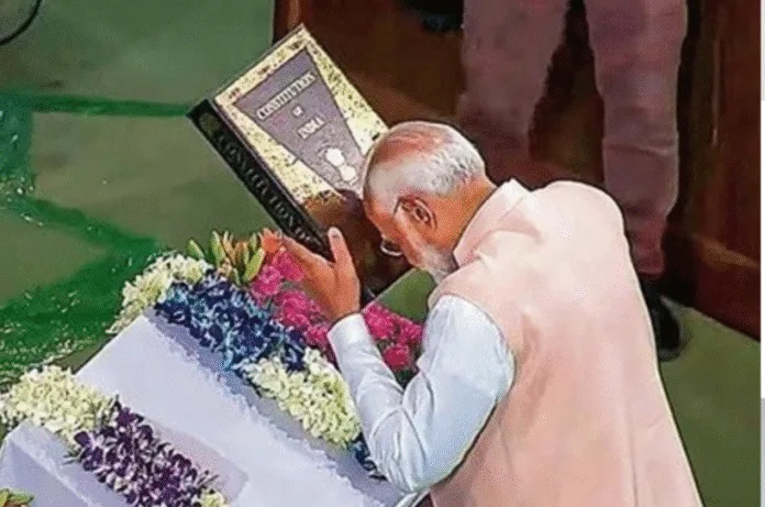 संविधान ने ही मुझे गरीब परिवार से उठाकर PM बनाया, नए मतदाताओं से पीएम मोदी की अपील