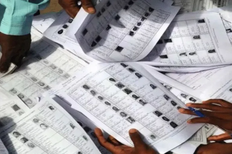 यूपी में SIR के दौरान लापरवाही पर सख्त ऐक्शन: लेखपाल-बीएलओ निलंबित, 23 कार्मिकों की सैलरी रोकी गई