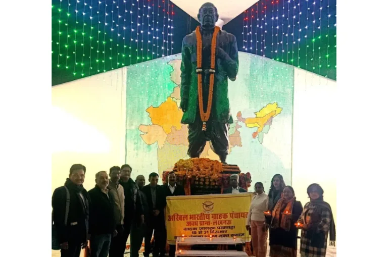 ग्राहक जागरूकता पखवाड़ा 2025 का शुभारंभ, हजरतगंज में गांधी–पटेल प्रतिमाओं पर दीप प्रज्वलन  लखनऊ