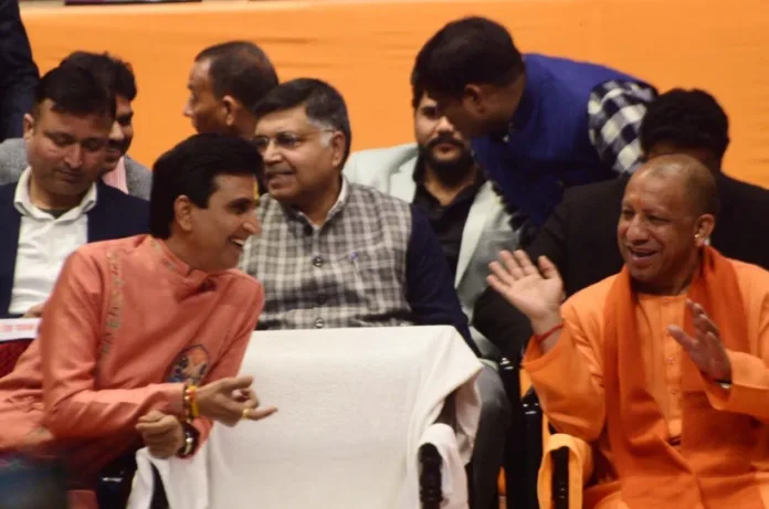 अटल जयंती मंच से कुमार विश्वास बोले—योगी संत हैं, दुष्ट मिले तो मोक्ष तय