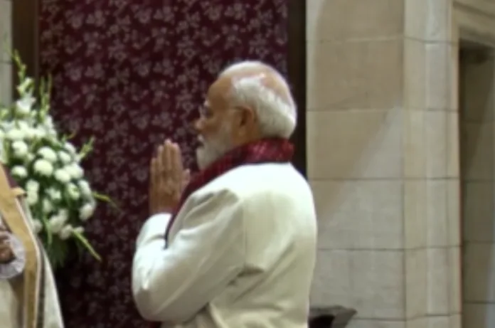 VIDEO: क्रिसमस पर चर्च पहुंचे PM मोदी, यीशु मसीह की प्रतिमा के समक्ष की प्रार्थना
