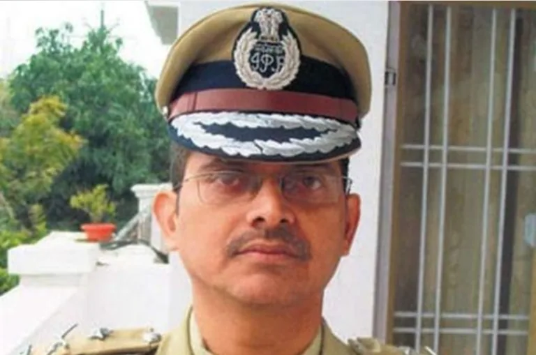 पूर्व IPS अमिताभ ठाकुर शाहजहांपुर में गिरफ्तार, रात 2 बजे ट्रेन से उतारकर पुलिस ने देवरिया भेजा