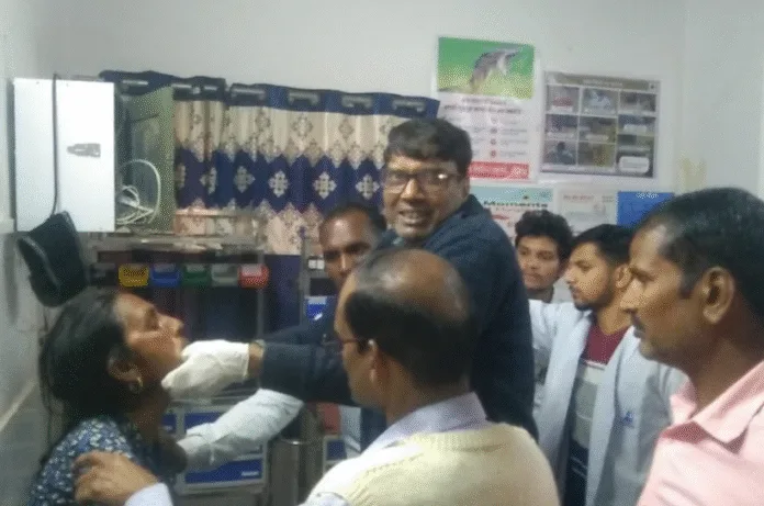 गोलगप्पा खाते समय महिला का उतरा जबड़ा, डॉक्टरों ने किया रेफर