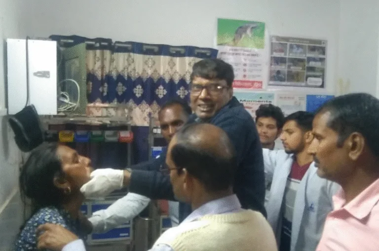 गोलगप्पा खाते समय महिला का उतरा जबड़ा, डॉक्टरों ने किया रेफर
