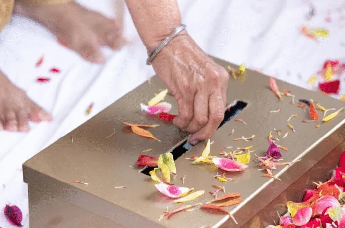 मंदिर में इन 3 चीजों के गुप्तदान से खुल जाता है भाग्य, जीवन में आती है सकारात्मकता