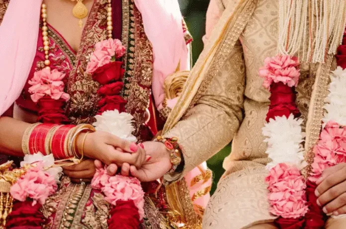 साड़ी की क्वालिटी पर बारातियों-घरातियों में घमासान, जमकर चले लात-घूंसे; आधा दर्जन हिरासत में