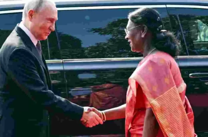 पुतिन ने तोड़ा प्रोटोकॉल: राष्ट्रपति–PM से पहले इस भारतीय अधिकारी से मिलाया हाथ, वीडियो वायरल