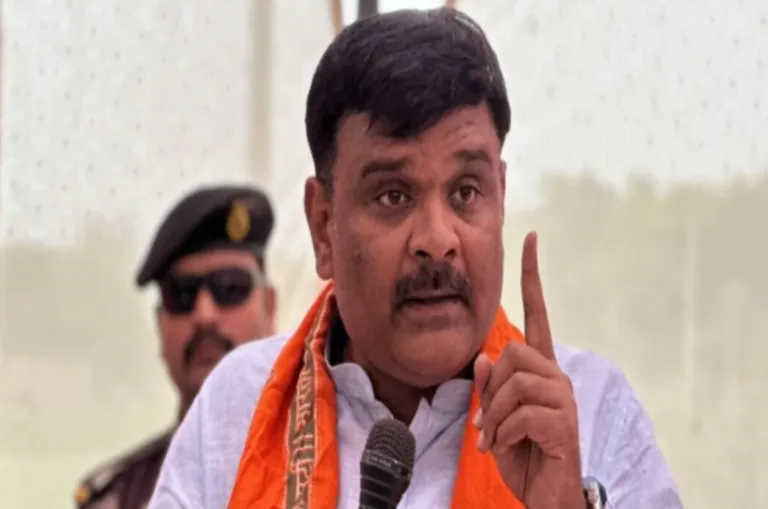 यूपी में ‘लाल टोपी’ को लेकर सियासी तकरार तेज, सुब्रत पाठक ने अखिलेश यादव पर किया जवाबी हमला