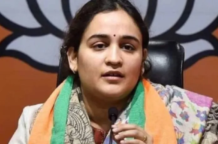 प्रतीक यादव ने अपर्णा यादव से तलाक का किया दावा, पोस्ट से मचा हड़कंप