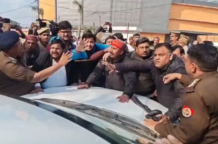 बरेली में अलंकार अग्निहोत्री को ले गई पुलिस, समर्थकों की पुलिस से झड़प, लगे नारे