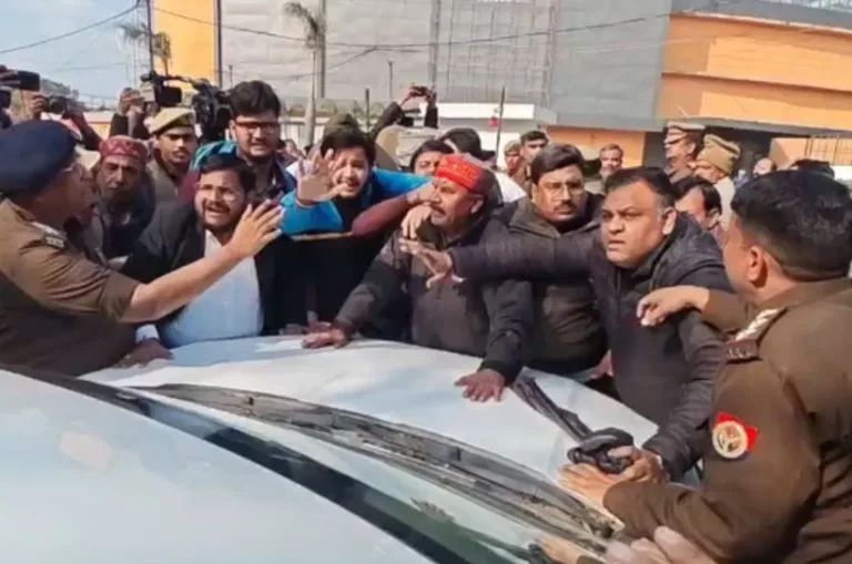 बरेली में अलंकार अग्निहोत्री को ले गई पुलिस, समर्थकों की पुलिस से झड़प, लगे नारे