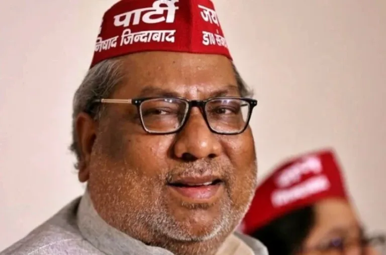 संजय निषाद के स्वागत के दौरान बड़ा हादसा, JCB पलटने से पार्टी कार्यकर्ता की मौत, तीन घायल