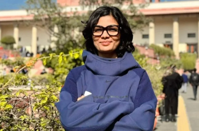 नेहा सिंह राठौर को सुप्रीम कोर्ट से बड़ी राहत, गिरफ्तारी पर अंतरिम रोक