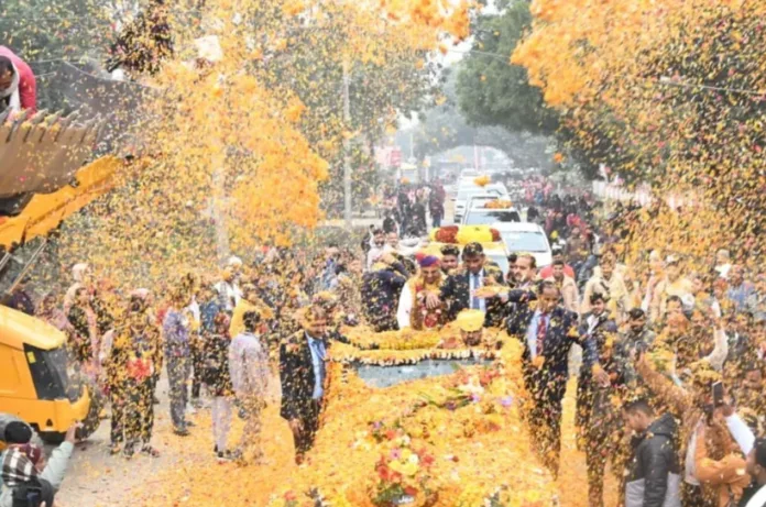 सैकड़ों गाड़ियों का जुलूस, बुलडोजर से हुई फूलों की बारिश; जन्मदिन पर दिखा बृजभूषण शरण सिंह का दबदबा