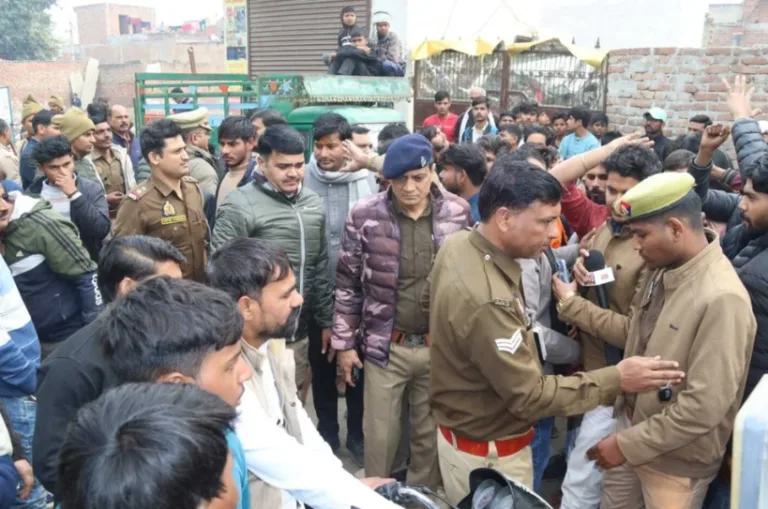मथुरा में प्रतिबंधित पशु कटान की सूचना पर बवाल, कबाड़ गोदामों में आगजनी; कई थानों की फोर्स तैनात