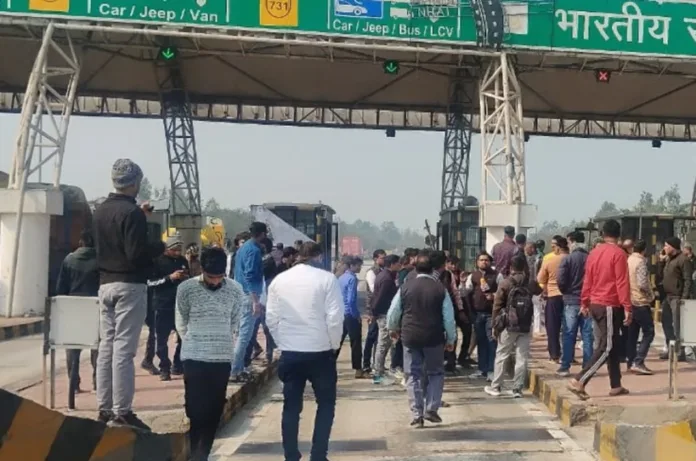 बाराबंकी: लखनऊ–सुल्तानपुर हाईवे के बारा टोल प्लाजा पर वकीलों का उग्र प्रदर्शन, सभी बैरियर तोड़े